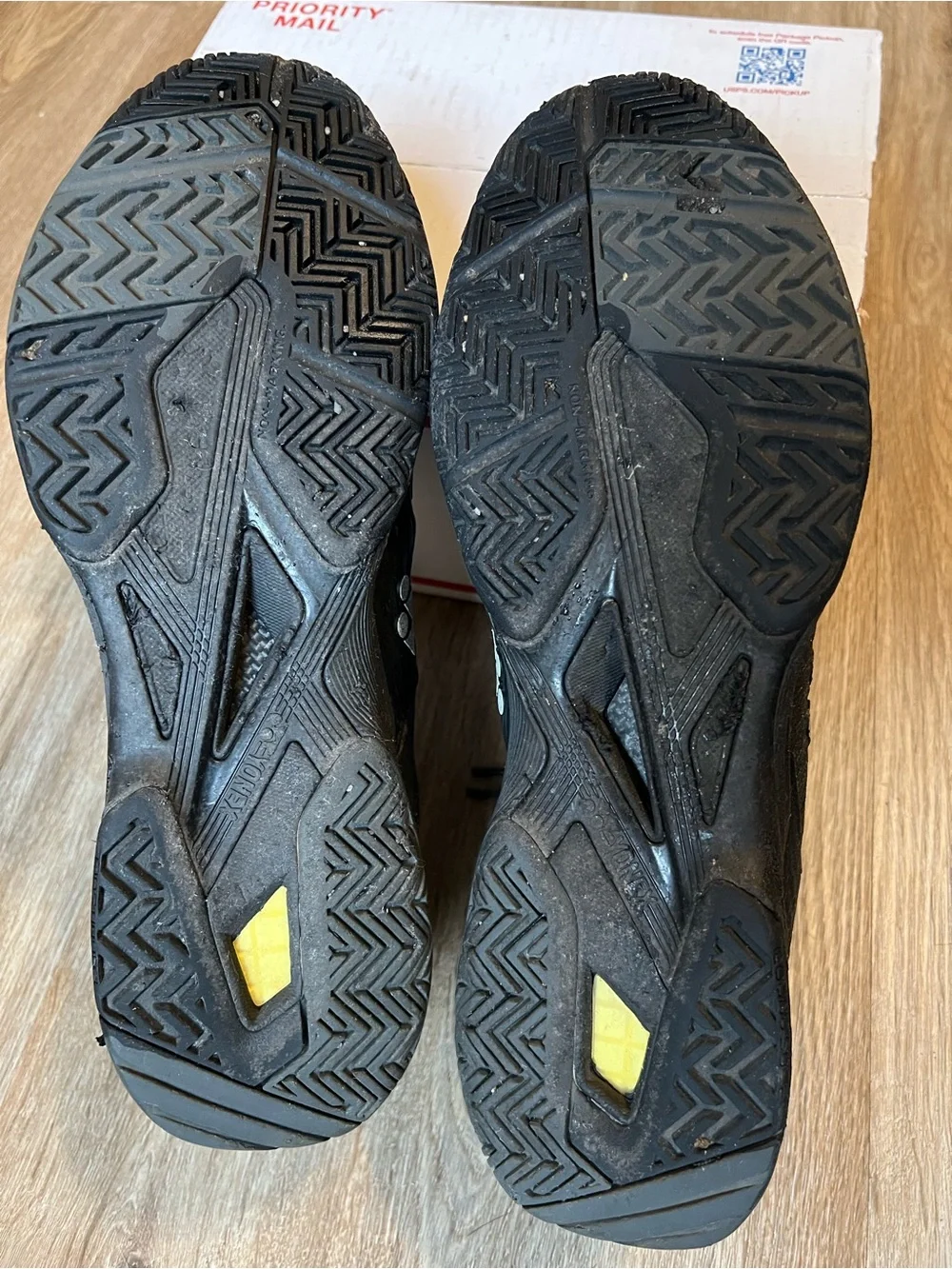 Yonex Men's Black Textured Athletic Trainers men’s 11.5